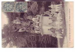 78 - SAINT CYR-L'ÉCOLE - ELEVE POSANT DEVANT LA STATUE DE KLEBER - - St. Cyr L'Ecole