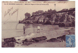 44 - LA BERNERIE - BORD DE PLAGE ET COTE DE ROCHE GRISE  - ANIMÉE  - - La Bernerie-en-Retz