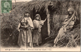 Scènes Et Types - Bédouines Devant Leur Gourbi - Scenes