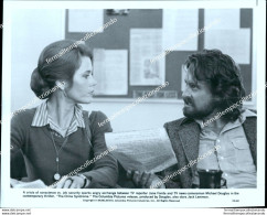 Bn1 Foto Originale Reporter Jane Fonda And Tv News Cameraman Michael Douglas - Other & Unclassified