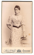 Fotografie B. Wehle, Dresden, Marienstr. 44, Dame Im Weiss Geblümten Kleid Mit Fächer  - Anonyme Personen