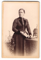 Fotografie B. Wehle, Dresden, Marienstr. 44, Ältere Dame Im Dunklen Kleid Am Tisch  - Anonymous Persons