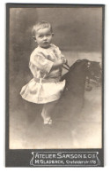 Fotografie Samson & Co, M. Gladbach, Crefelderstr. 178, Kleines Mädchen Auf Einem Schaukelpferd  - Anonyme Personen