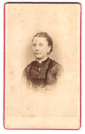 Fotografie A. F. Knoop, Eutin, Junge Dame In Dunklem Kleid Mit Kruzifix  - Anonymous Persons