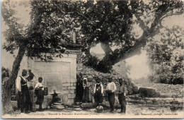 GRECE - CRETE - Devant La Fontaine Ambelouzo  - Grèce