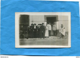 France- SUPERBE Carte Photo-clientèle Et Bouchers Devant  L'entrée Et Livreur à Vélo  Années 20  à Localiser - Foto's