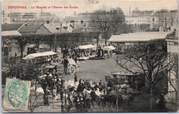 91 ESSONNES - Le Marche Et L'entree Des Ecoles. - Essonnes