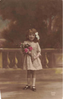 ENFANTS - Une Petite Fille Tenant Un Bouquet De Fleurs - Colorisé - Carte Postale Ancienne - Abbildungen