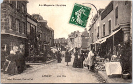 53 LASSAY - Une Rue Lors Du Marche  - Lassay Les Chateaux