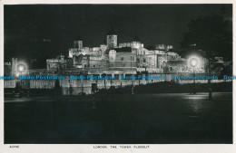 R027373 London. The Tower Floodlit. By Night. C. Richter. No 49792. RP. 1952 - Other & Unclassified