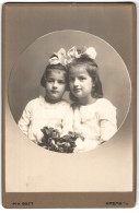 Fotografie M. K. Bett, Krems A. D., Dachsberggasse 5, Zwei Mädchen In Weissen Kleidern  - Anonymous Persons