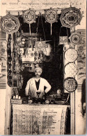 TUNISIE - TUNIS - Dans Les Souks, Marchand De Curiosite  - Tunesien