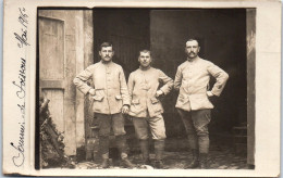 02 SOISSONS - CARTE PHOTO - 3 Militaires  Mai 1916 - Soissons