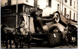 37 TOURS - CARTE PHOTO - Cavalcade 1930, Angle Place Paillhou - Tours