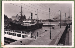 CPA Photo Vue Peu Courante - LOIRE ATLANTIQUE - SAINT NAZAIRE - CARGO A L'ENTRÉE DU SAS - Ste Glacière à L'arrière Plan - Saint Nazaire