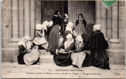 29 PLOUGASTEL DAOULAS - Femmes Sur Le Porche De L'eglise  - Plougastel-Daoulas