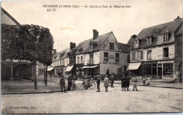 60 CREVECOEUR LE GRAND - Un Cote De La Place De La Mairie  - Crevecoeur Le Grand
