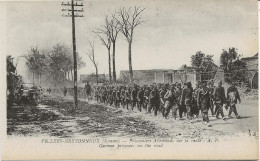 VILLERS BRETONNEUX - SOMME - PRISONNIERS ALLEMANDS SUR LA ROUTE 1914-18 - Villers Bretonneux