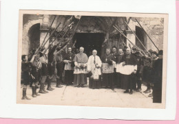 CARTE PHOTO D'UNE SORTIE D'EGLISE AVEC PRETRE ET EVEQUE - Fotografie