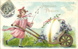 Carte Gaufrée Joyeuses  Paques Fillette Poussant Un Gros Oeuf Dans Une Brouette    RV - Easter