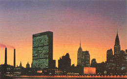 ETATS-UNIS - United Nations Building At Night With Empire State Building At Left And Chrysler Building - Carte Postale - Empire State Building