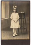 Fotografie Adolf Gampe, Kreibitz, Junges Mädchen In Weisser Kleidung  - Anonymous Persons