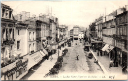 79 NIORT - La Rue Victor Hugo Vers Les Halles. - Niort