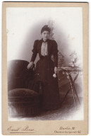 Fotografie Emil Bess, Berlin, Oranienburger-Str. 45, Junge Dame Im Kleid Mit Nelke  - Anonymous Persons