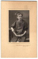 Fotografie Atelier Herf, Frankfurt A. M., Bergerstr. 173, Junges Mädchen Im Kleid Mit Einem Buch  - Anonymous Persons