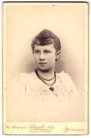 Fotografie M. Schlittermann, Meiningen, Bismarck-Str. 15, Junge Dame Mit Zurückgebundenem Haar  - Anonymous Persons