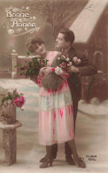 FETES ET VOEUX - Nouvel An - Un Couple Tenant Des Bouquets De Fleurs - Animé - Colorisé - Carte Postale Ancienne - Nouvel An