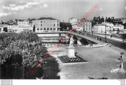 17.  SAINTES .  Pont Et Statue Bernard Palissy . - Saintes