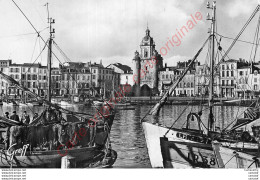 17.  LA ROCHELLE . Le Port Et La Tour De La Grosse Horloge . - Saint-Jean-d'Angely