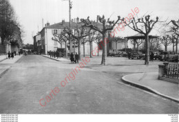 01.  TREVOUX . La Place De La Terrasse . - Trévoux