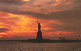 ETATS-UNIS - The Statue Of Liberty At Sunset - New York City - Carte Postale - Statua Della Libertà