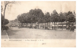 77 FONTAINEBLEAU - Une Vue De La Place Dennecourt  - Fontainebleau