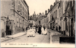 89 VEZELAY - La Grande Rue (communion) - Vezelay