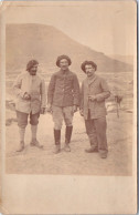 CHASSEURS ALPINS - CARTE PHOTO - 3 Militaires En Campagne  - Regiments