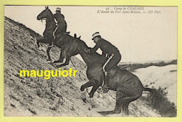 MILITARIA / CAMPS ET CASERNES / 51 CAMP DE CHÂLONS / CHEVAUX - CAVALERIE / L'ASSAUT DU FORT SAINT-HILAIRE - Kasernen