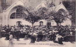 Lourdes Pélerins Les Bras En Croix Devant Les Piscines - Lourdes