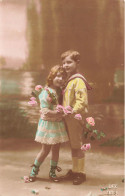 ENFANTS - Une Sœur Et Un Frère Entourés De Rose - Colorisé - Carte Postale Ancienne - Portraits