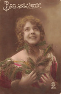 FANTAISIES - Une Femme Souriante Regardant Vers Le Haut - Bon Souvenir - Colorisé - Carte Postale Ancienne - Women