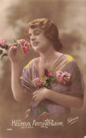 FETES ET VOEUX - Heureux Anniversaire - Une Femme Sentant Des Roses - Colorisé - Carte Postale Ancienne - Cumpleaños