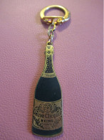 Porte-Clé Ancien / Spiritueux/ Veuve CLICQUOT / REIMS / Réduction De Bouteille / Vers 1960-1970               POC764 - Key-rings