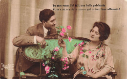 COUPLES - De Mes Roses J'ai Fait Une Belle Guirlande ... - Colorisé - Carte Postale Ancienne - Koppels