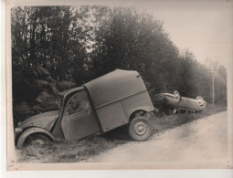 REF ENV15 Photo Originale Accident De Voiture Citroen 2CV Dordogne Panhard Dyna Sur Le Dos - Coches