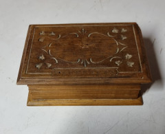 Petit Coffre / Boite En Bois Ancien Avec Gravure Vintage - Koffer