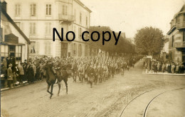 CARTE PHOTO FRANCAISE - UNE REVUE DES TROUPES A GERARDMER PRES DE LA BRESSE VOSGES - GUERRE 1914 1918 - War 1914-18