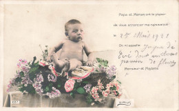 ENFANTS - Un Bébé Assis Sur Un Panier De Fleurs - Colorisé - Carte Postale Ancienne - Retratos