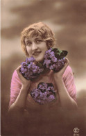 FANTAISIES - Une Fille Tenant Des Bouquets De Fleurs - Colorisé - Carte Postale Ancienne - Femmes